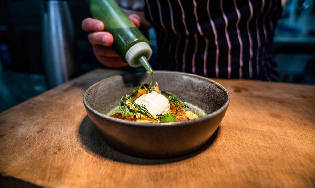 En högkvalitativ förrätt förbereds för servering. 