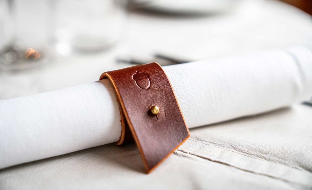 En fint upplagd servett på ett bord. 