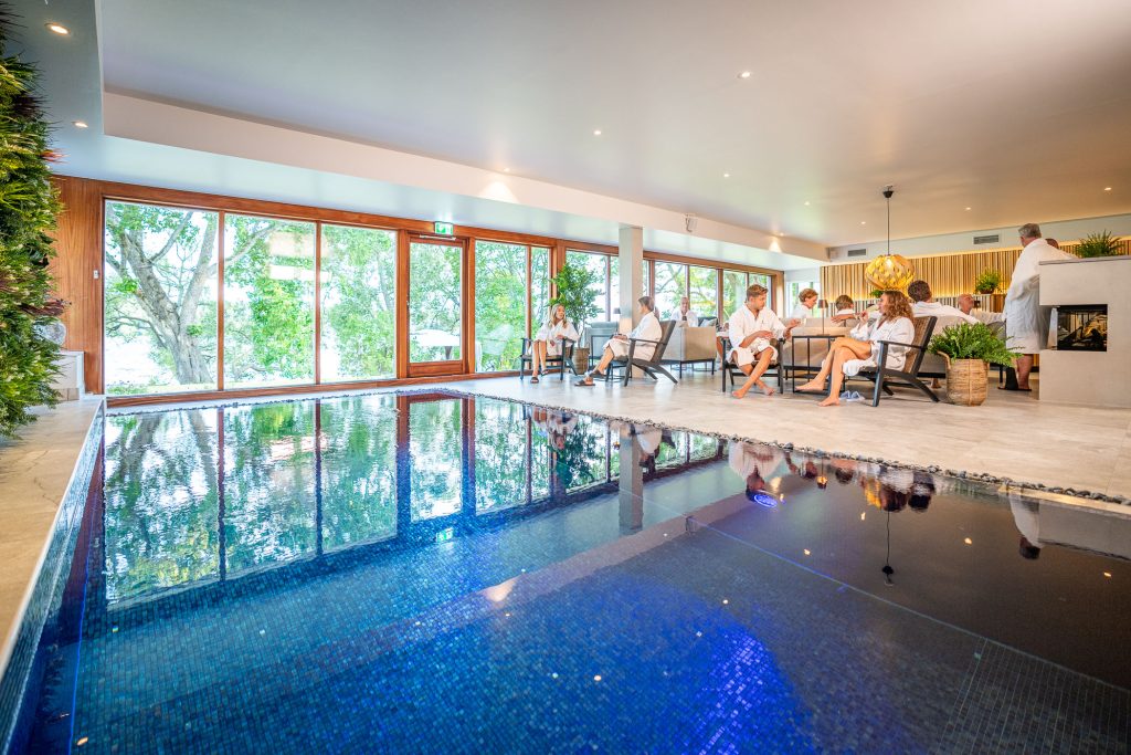 En pool på ett spa med fina fönster. 